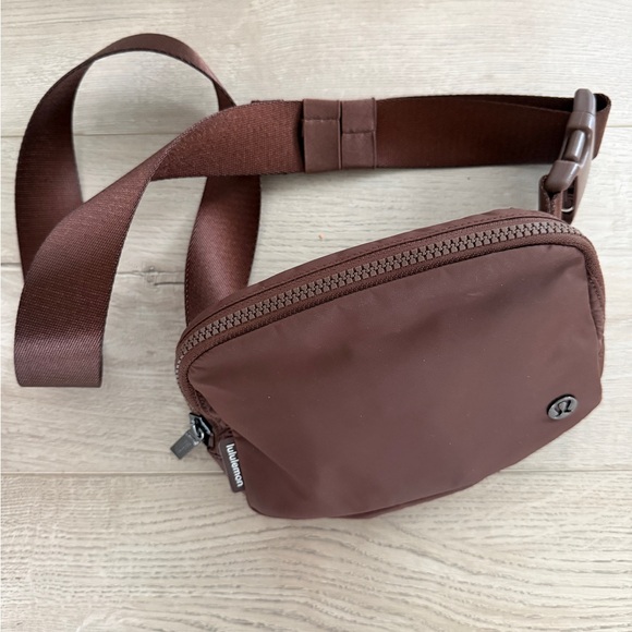 Lululemon Everywhere Belt Bag 1L in Java | Chocolate Brown - Picture 5 of 11